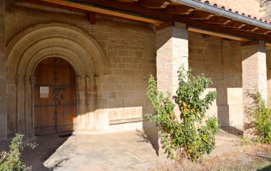 Portico de piedra con arco apuntado en Izagaondoa, entrada a la iglesia del pueblo.