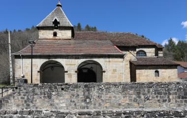 Iglesia de piedra con campanario piramidal en Izalzu.