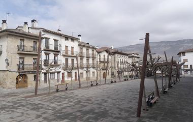 Plaza de Lakuntza con arquitectura tradicional, montañas de fondo y conjunto de casas a los lados.