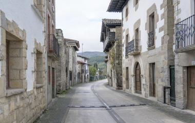 Calle empedrada de Larrasoaña con casas de piedra y arquitectura tradicional pirenaica.