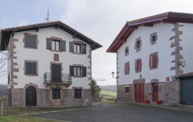 Conjunto de casas tradicionales vascas en Lekaroz.