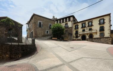 Plaza de Liédena con arquitectura rural navarra de piedra.