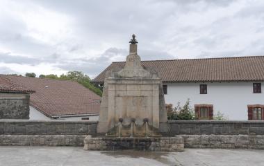 Fuente de piedra monumental con tres chorros de agua en el pueblo de Mezkiritz.