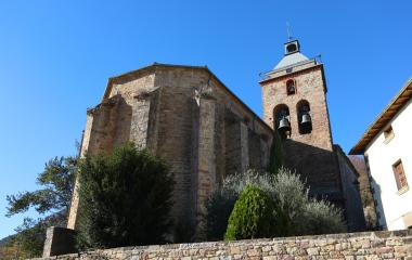 Iglesia de piedra con campañario en Monreal, vista general desde abajo.