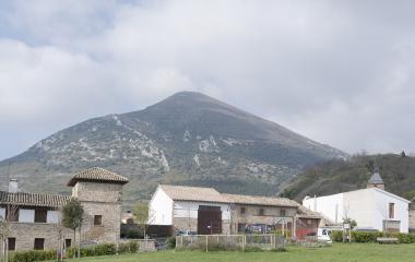 Pueblo desde donde se ve la Higa de Monreal con arquitectura tradicional de piedra.
