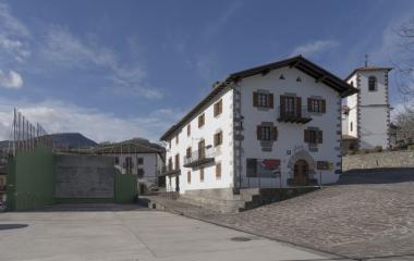 Fronton del pueblo de Oitz al lado de un Hotel rural.