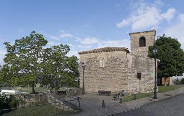 Iglesia rural de piedra con torre campanario en Olloqui, junto a un mirador.