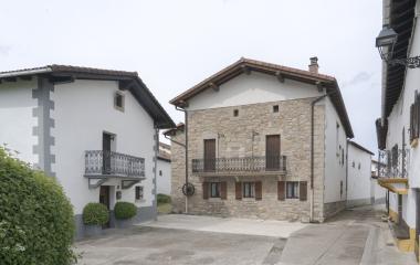 Casas tradicionales de piedra y blanco en Orondritz, con balconadas de hierro forjado.