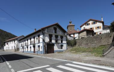 Casas tradicionales de piedra y encalado con tejados de teja en Oronz.