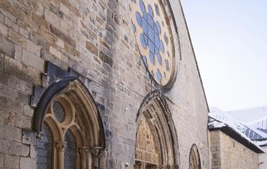 Detalle de fachada de la iglesia Colegiata de Orreaga.