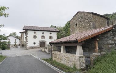 Pueblo de Osteriz con casas de piedra y lavadero en primer plano.