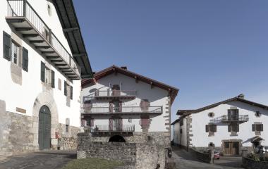 Conjunto de casas tradicionales blancas con tejados marrones en Aniz.