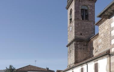 Torre y vista lateral de la iglesia de Arizkun.