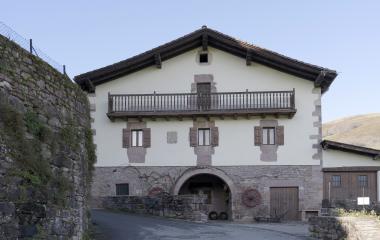 Fachada de una casa tradicional en Azpilikueta.