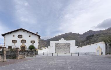 Vista del frontón del pueblo de Beintza-Labaien al lado de una casa.