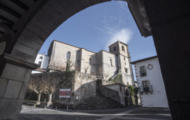Iglesia de Bera vista desde debajo de un arco.