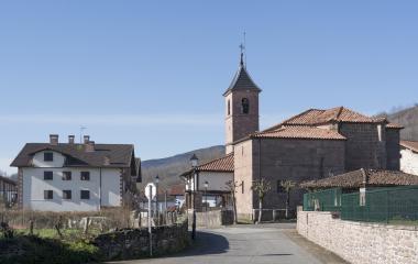 Plano general de un conjunto de casas de Elbete con la iglesia en primer plano.