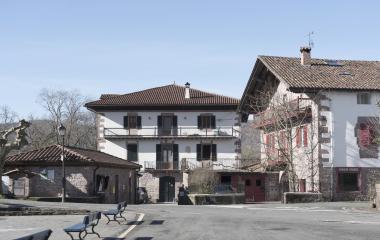 Conjunto de casas tradicionales en Erratzu.