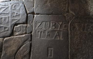 Palabra Zubyetea grabada en una piedra en Erratzu.