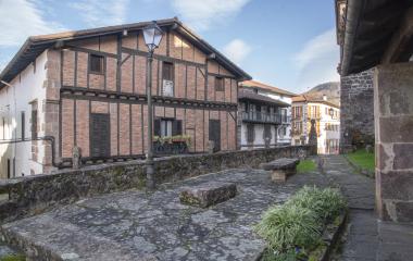 Conjunto de casas tradicionales vistas desde el exterior de la iglesia en Etxalar.
