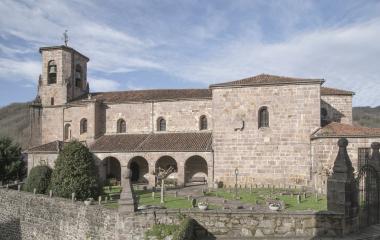 Vista general de la iglesia del pueblo de Etxalar.