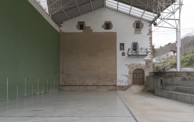 Fronton del pueblo de Ezkurra.