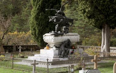 Mausoleo del teneor Julian Gallarre, en el cementerio de Roncal, rodeado de bosque y cipreses.