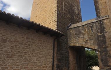 Torre de piedra de la iglesia de San Vicente de Sada, vista desde la parte de atrás.