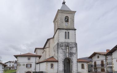 Iglesia parroquial de Saldias con campanario de piedra y arquitectura religiosa clásica vasca.