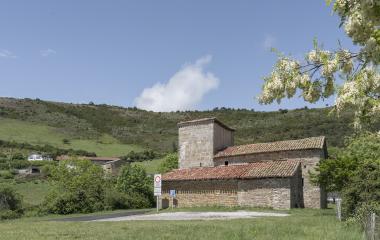 Iglesia de piedra con torre cuadrada al aldo de la carretera en Usetxi, Pirineo de Navarra.