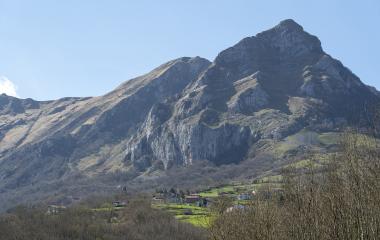Valle de Araitz con montes de piedra caliza y casas dispersas entre prados y vegetación natural.
