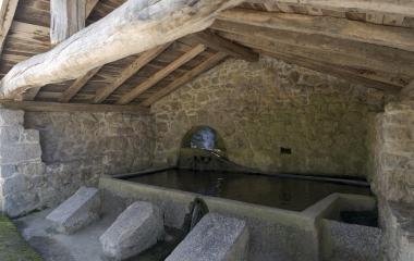 Lavadero en Valle de Araitz, estructura de piedra y vigas de madera.