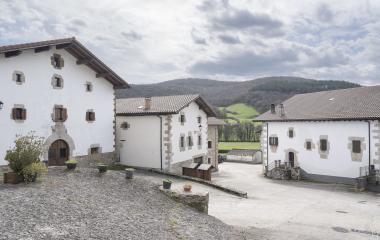 Casas blancas tradicionales con piedra de sillería en Odieta.