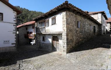 Calle empedrada de Vidangoz con casas de piedra tradicionales.