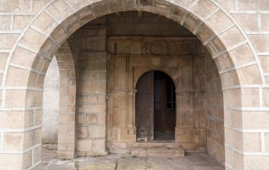 Portada con arco en piedra arenisca de la iglesia de Villanueva de Arce, Pirineo de Navarra.