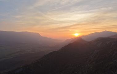 Atardecer sobre el Valle de Larraun con cortados calizos y bosque.