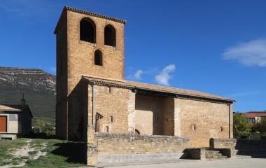 Iglesia romanica de piedra con torre campanario en Yesa.
