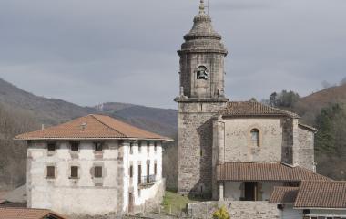Iglesia de Zubieta junto a casas tradicionales del núcleo urbano