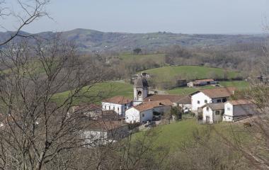 Vista general del pueblo de Zugarramurdi, con conjunto de casas tradicionales y entorno montañoso del valle