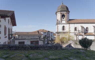 Iglesia de Zugarramurdi y arquitectura tradicional del pueblo