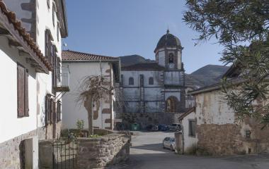 Vista de calle en Zugarramurdi con iglesia al fondo